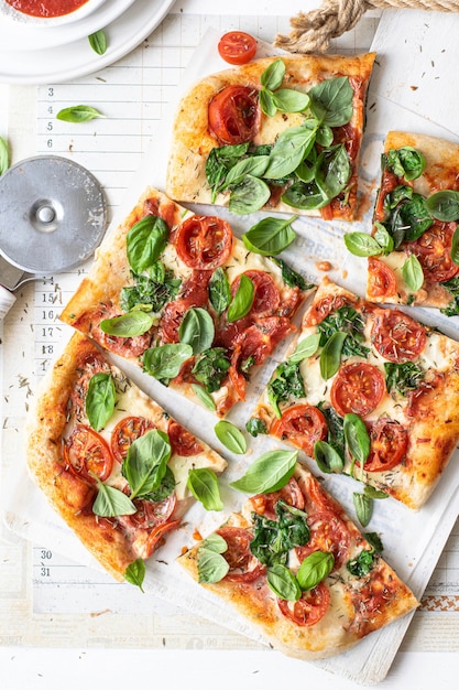 新鮮な自家製ピザ料理のレシピのアイデア