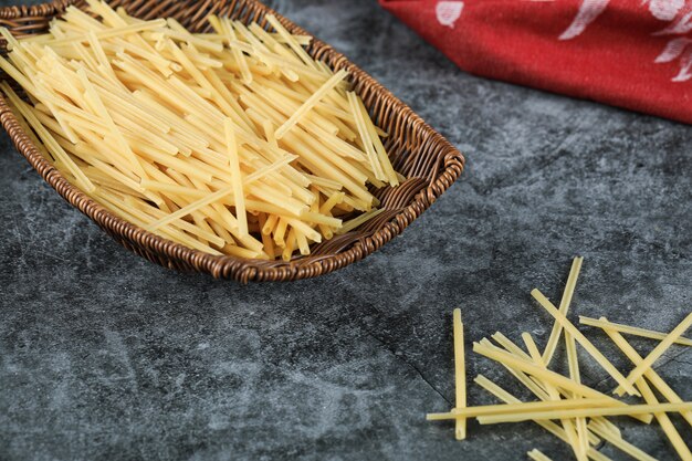 かごの中の新鮮な自家製スパゲッティ