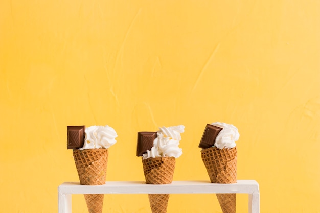 Foto gratuita pallina di gelato fresca in coni con cioccolato