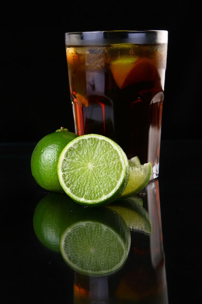 Foto gratuita bicchiere di tè freddo fresco con lime