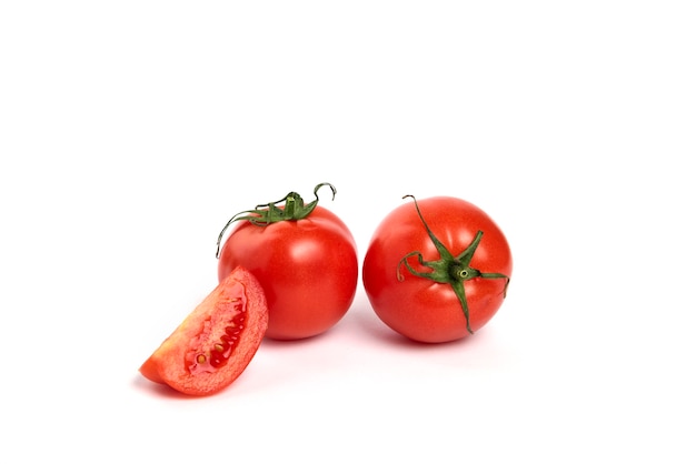 白い背景で隔離の半分にカットされた新鮮なジューシーな赤いトマト。