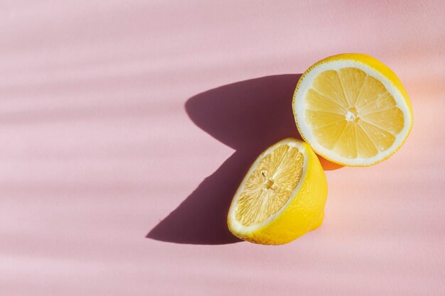 분홍색 배경에 신선한 레몬