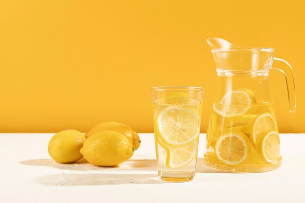 Свежий лимонад в стакан на столе