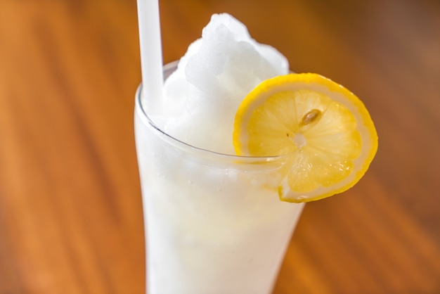 Limonata fresca sulla tabella di legno