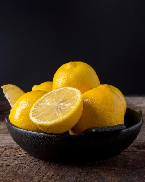 Free photo fresh lemons in bowl arrangement