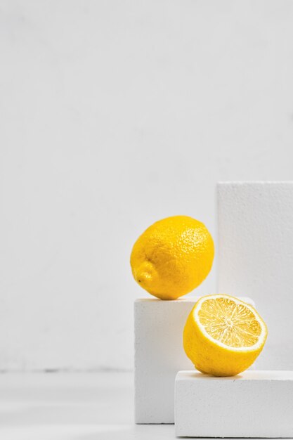 灰色のテーブルに新鮮なレモン、レモンとミニマルなコンセプト