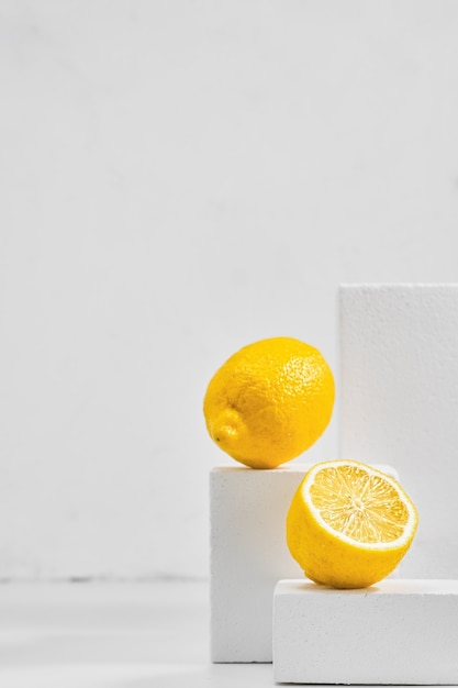 회색 테이블에 신선한 레몬, 레몬과 함께 최소한의 개념