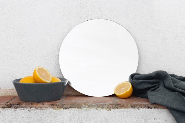 Free photo fresh lemons on table on bowl