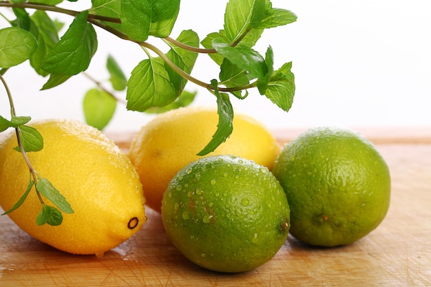 Limoni freschi