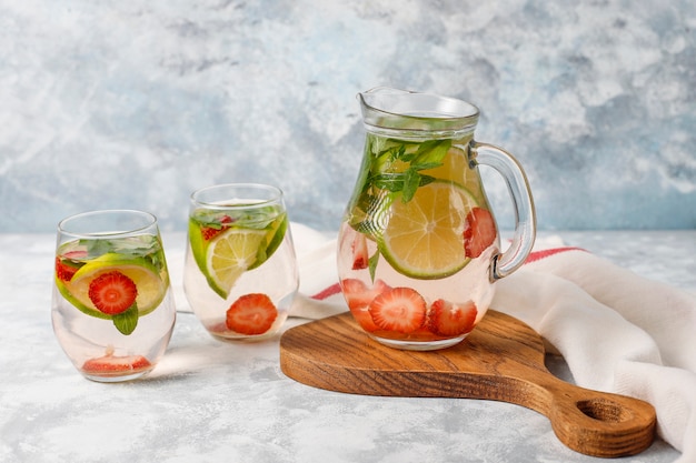 신선한 라임, 딸기 및 민트 주입 물, 칵테일, 해독 음료, 레모네이드. 여름 음료. 건강 관리 개념.