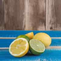 Foto gratuita lime e limoni freschi