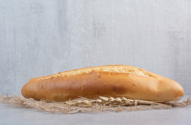 밀가루와 삼 베에 신선한 덩어리 빵입니다. 고품질 사진