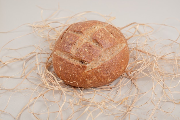Свежая буханка хлеба на белой поверхности
