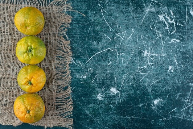 Free photo fresh mandarin fruits on marble table.