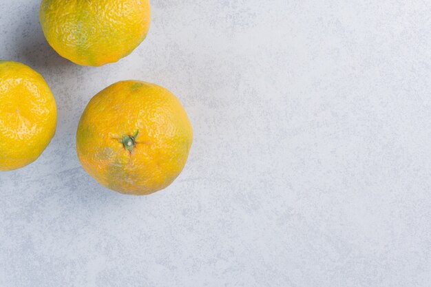 灰色の背景に新鮮なマンダリンオレンジフルーツまたはみかん。