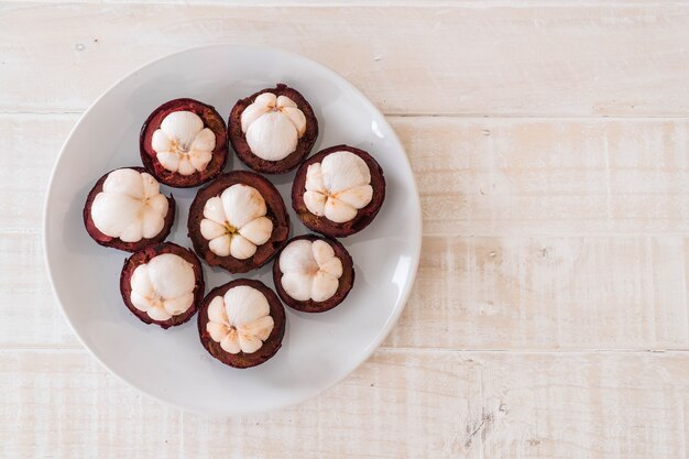 Free photo fresh mangosteen on wood