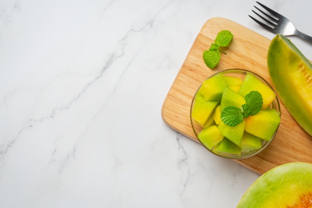 Foto gratuita melone fresco, tagliato a pezzi, messo in una ciotola di vetro