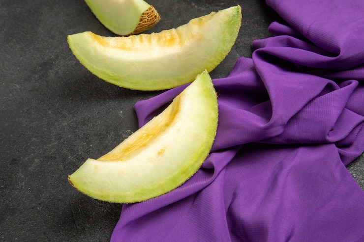 Бесплатный Фотография свежие ломтики дыни вкусные фрукты на черном