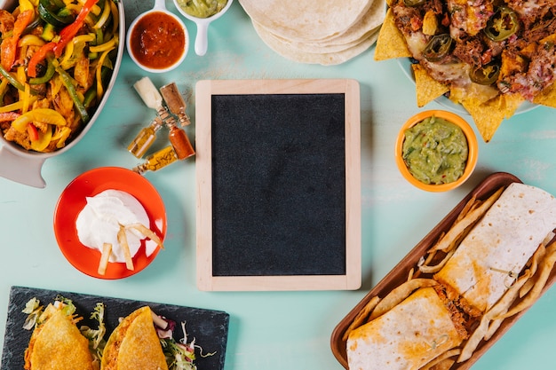 新鮮なメキシコ料理と黒板