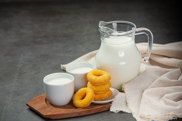 Fresh milk is served with delicious sweets.