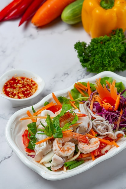 신선한 혼합 해산물 샐러드, 매운 음식과 태국 음식.