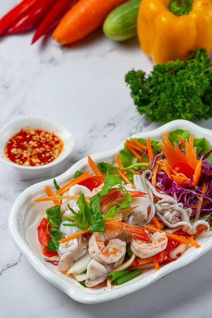 Салат из свежих морепродуктов, пряных и тайских блюд.