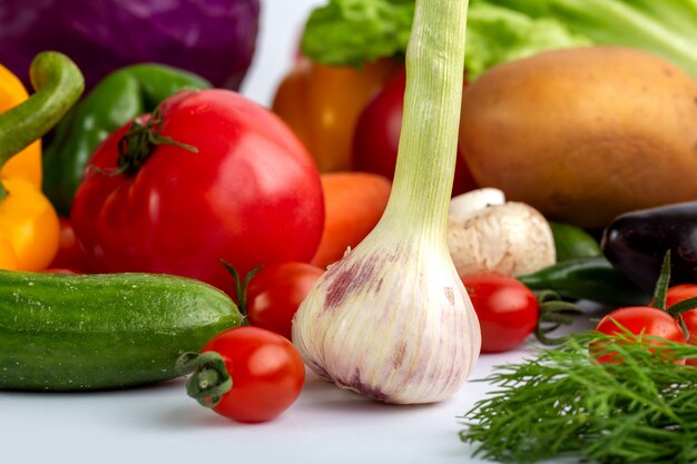 Свежие смешанные овощи на белом столе