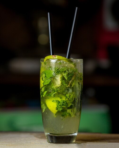 Foto gratuita mojito fresco sul tavolo