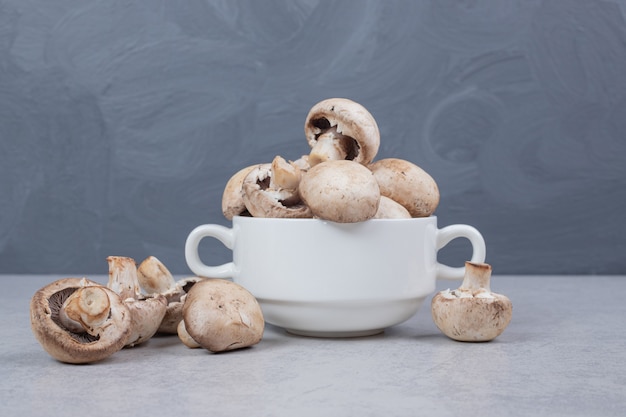 Foto gratuita funghi freschi sulla zolla bianca. foto di alta qualità