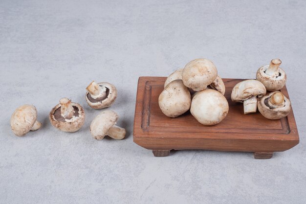 Свежие грибы на деревянной тарелке. Фото высокого качества