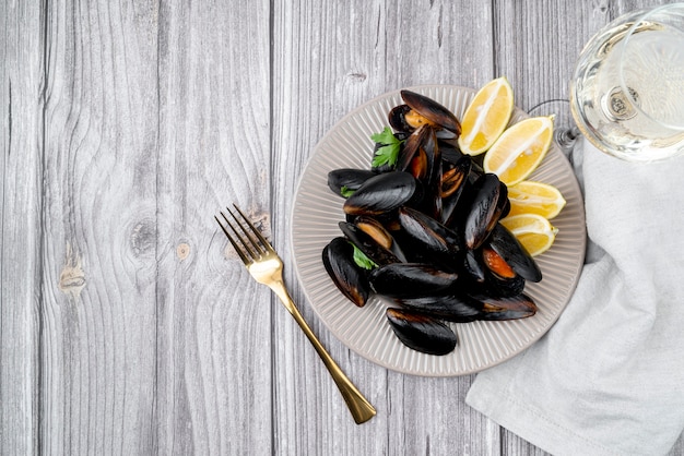 Foto gratuita piatto di cozze fresche sulla tavola di legno