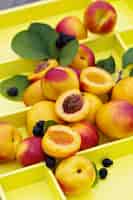 Free photo fresh nectarines on a tray