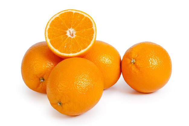 白い背景に分離された新鮮なオレンジ