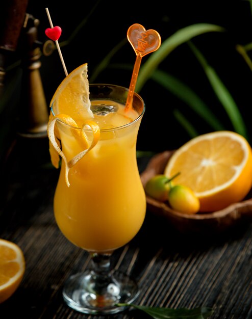 Свежий апельсиновый сок коктейль на столе
