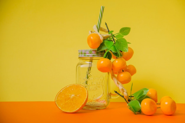 Концепция свежего апельсинового сока