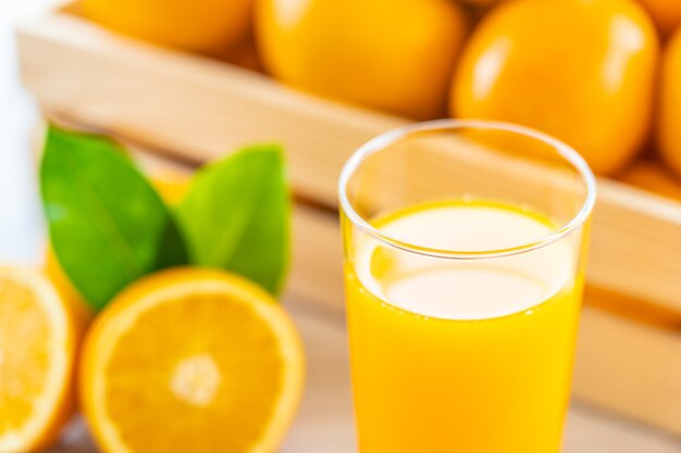 병 유리에 음료를위한 신선한 오렌지 주스