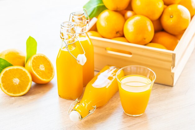 ボトルガラスの飲み物の新鮮なオレンジジュース