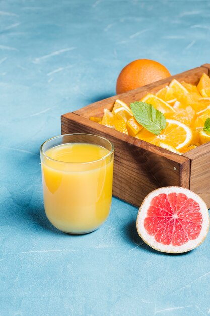 Свежевыжатый апельсиновый сок и кусочки фруктов