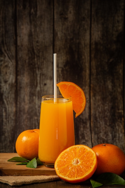 Free photo fresh orange juice in a glass and fresh orange