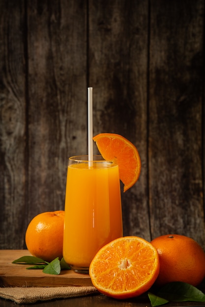 ガラスと新鮮なオレンジの新鮮なオレンジジュース