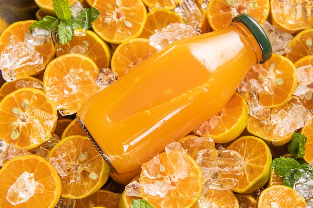ガラスの瓶に入ったフレッシュ オレンジ ジュース、ミント、フレッシュ フルーツ。セレクティブ フォーカス。