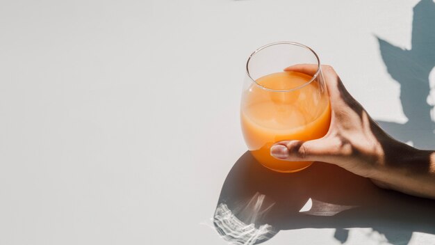 Свежий апельсиновый сок в стакан с копией пространства