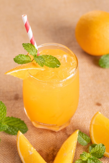 ガラスのフレッシュ オレンジ ジュース、ミント、フレッシュ フルーツ。セレクティブ フォーカス。