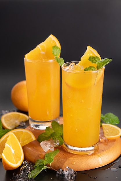민트, 신선한 과일과 함께 유리에 신선한 오렌지 주스. 선택적 초점.