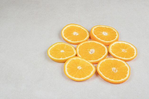 灰色の表面に新鮮なオレンジのスライス。