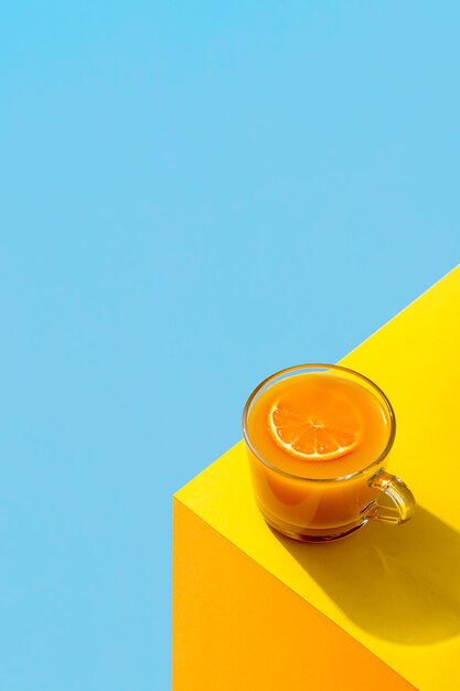 Свежий апельсиновый коктейль на углу стола