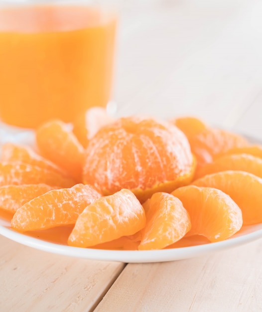 Свежий апельсин с соком