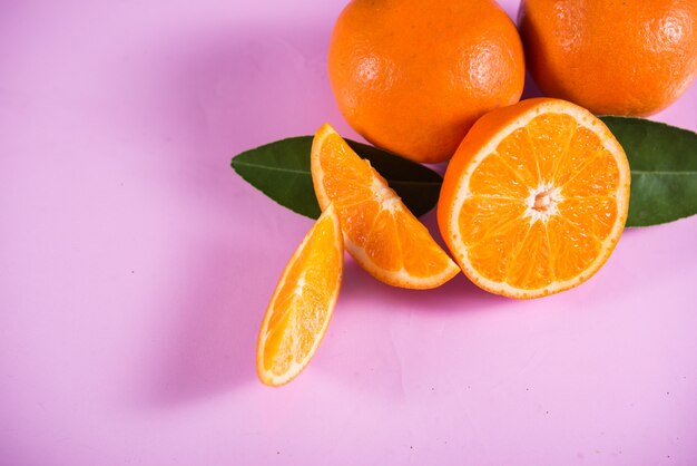 свежий апельсин с долькой апельсина
