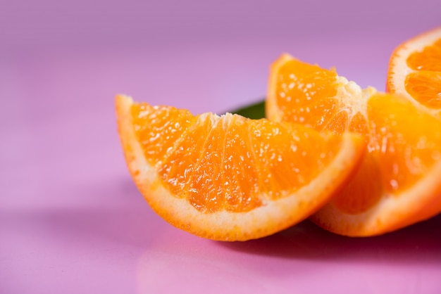 Arancia fresca con fetta d'arancia