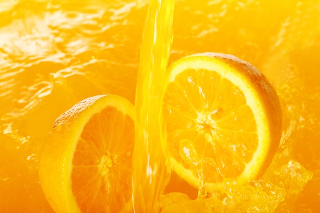 Бесплатное фото Свежие апельсины падают в сок